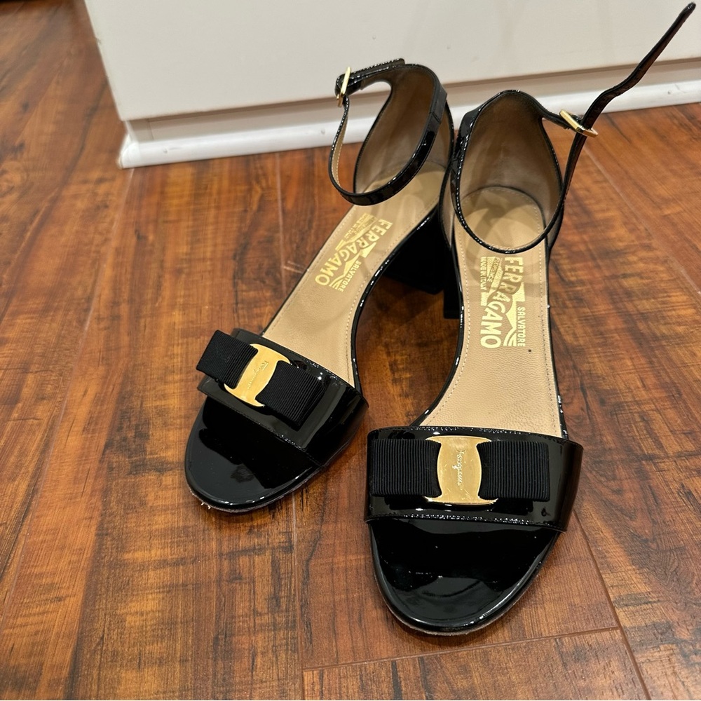 Salvatore Ferragamo Gavina Black Patent Block Heel Bow Sandal Size 8C
